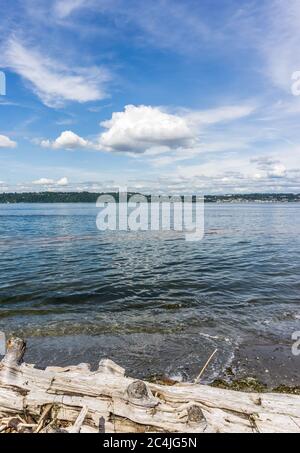 Wolken, die wie Zuckerwatte aussehen, hängen über dem Puget Sound im Bundesstaat Washington. Stockfoto