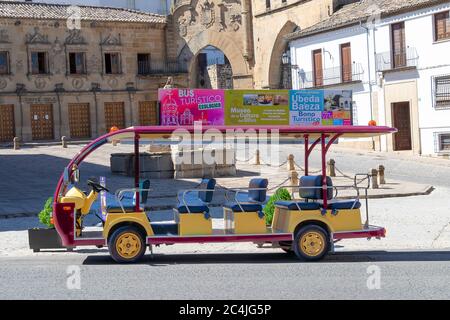 Baeza, Jaen, Spanien - 20. Juni 2020: Touristen Elektrischer Minibus auf dem Platz von Populo (Plaza del Populo), Baeza am Sommertag, ökologischer Transport Stockfoto