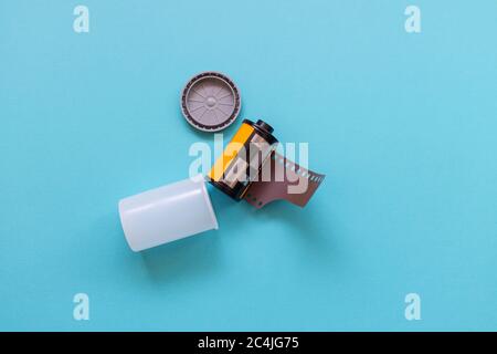 Kamerafilm isoliert auf blauem Hintergrund. Stockfoto