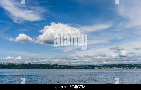 Wolken, die wie Zuckerwatte aussehen, hängen über dem Puget Sound im Bundesstaat Washington. Stockfoto