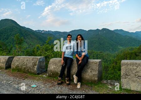 Landour, Uttarakhand, Indien; 21-Jul-2019; EIN Paar posiert für Foto; Mussoorie, Uttarakhand, Indien Stockfoto