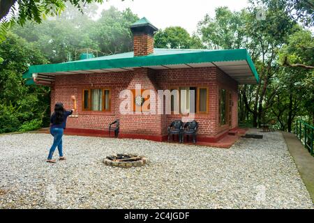 Landour, Uttarakhand, Indien; 21-Jul-2019; ein Mädchen spielt Darts im Hof; Mussoorie, Uttarakhand, Indien Stockfoto