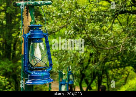 Landour, Uttarakhand, Indien; 21-Jul-2019; EINE blaue Laterne als Beleuchtung verwendet; Mussoorie, Uttarakhand, Indien Stockfoto