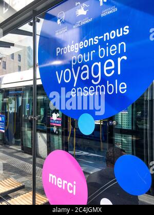 Straßenbahnhaltestelle mit Sicherheitsvorschriften für das Gesundheitswesen, Post-Covid 19 Crisis Times, Lyon, Frankreich Stockfoto