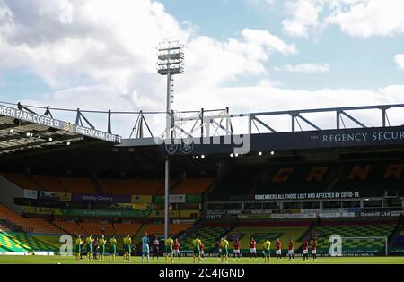 Spieler und Beamte stehen für eine Minute Applaus in Tribut an den NHS und Schlüsselarbeiter vor dem FA Cup Viertelfinale in Carrow Road, Norwich. Stockfoto