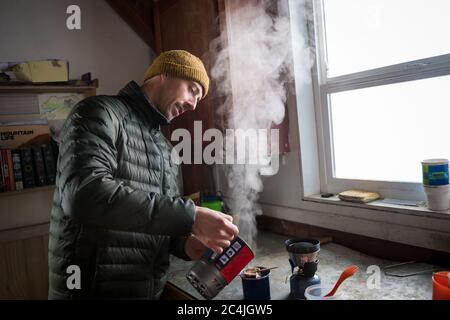 Pemberton, BC, Kanada: Backcountry Kaffee auf der Brian Waddington Hütte machen - Stock Photo Stockfoto