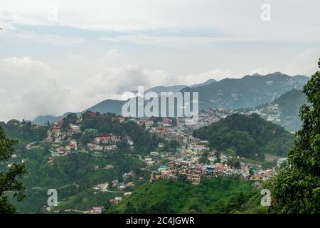 Ein Panoramablick auf die Mussoorie Stadtlandschaft von Landour, Uttarakhand, Indien Stockfoto