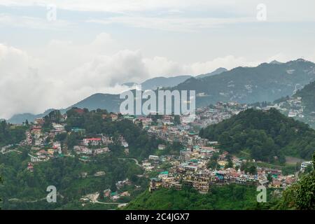 Ein Panoramablick auf die Mussoorie Stadtlandschaft von Landour, Uttarakhand, Indien Stockfoto