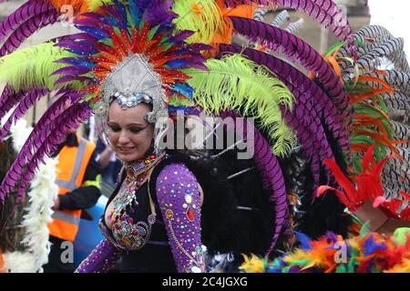 Mittelalterdame in bunten Kostüm mit Federn führen in Bath Karneval, Bath Stadt, England, Vereinigtes Königreich.15. Juli 2017 Stockfoto