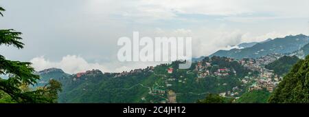 Ein Panoramablick auf die Mussoorie Stadtlandschaft von Landour, Uttarakhand, Indien Stockfoto