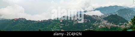 Blick auf die Mussoorie Stadtlandschaft von Landour, Uttarakhand, Indien Stockfoto