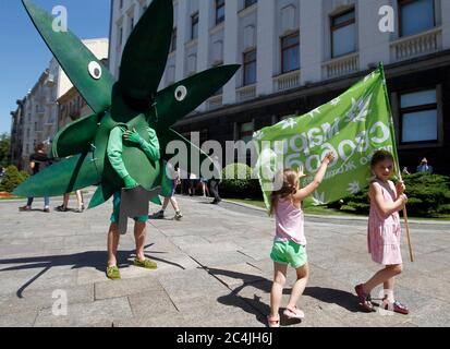 Kiew, Ukraine. Juni 2020. Kinder spielen mit einer Flagge während des Marsches der Freiheit vor dem Präsidentenamt in Kiew.die Teilnehmer fordern die Reform der staatlichen Drogenpolitik durch den ukrainischen Beamten und die Entkriminalisierung der Verwendung von Marihuana und medizinischem Cannabis. Kredit: SOPA Images Limited/Alamy Live Nachrichten Stockfoto