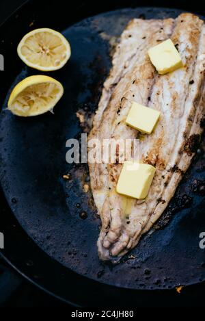 Braten Gelbschwanzamberjack mit Butter, Zitrone, Port Elizabeth/Nelson Mandela Bay, Eastern Cape, Südafrika Stockfoto