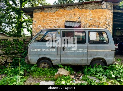 Landour, Uttarakhand, Indien; 21-Jul-2019; ein verlassener Van vor dem Landour Bake House; Mussoorie, Uttarakhand, Indien Stockfoto