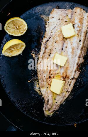 Braten Gelbschwanzamberjack mit Butter, Zitrone, Port Elizabeth/Nelson Mandela Bay, Eastern Cape, Südafrika Stockfoto