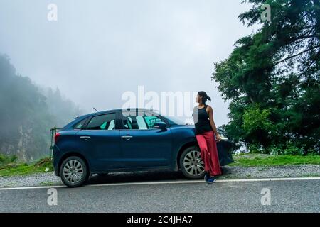 Landour, Uttarakhand, Indien; 21-Jul-2019; ein Mädchen posiert mit ihrem Auto Stockfoto