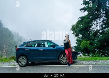 Landour, Uttarakhand, Indien; 21-Jul-2019; ein Mädchen posiert mit ihrem Auto Stockfoto