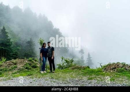 Landour, Uttarakhand, Indien; 21-Jul-2019; EIN Paar posiert für Foto; Mussoorie, Uttarakhand, Indien Stockfoto