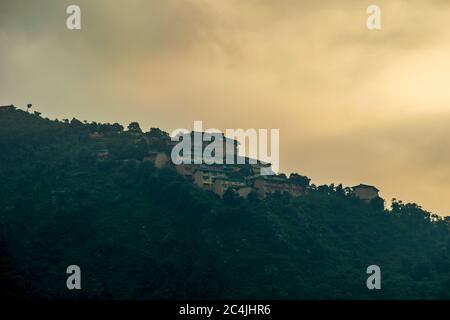 Sonnenuntergang Ansicht der Mussoorie Stadtlandschaft von Landour, Uttarakhand, Indien Stockfoto