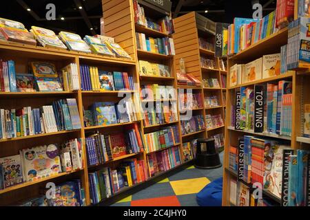 Kinder zeichnen und Malbücher auf Regalen in einem Buchladen zum Verkauf. Bibliothek Kinder Bücher Abschnitt. Auswahl an Büchern zum Verkauf auf Bücherregal in der Bibliothek. Stockfoto