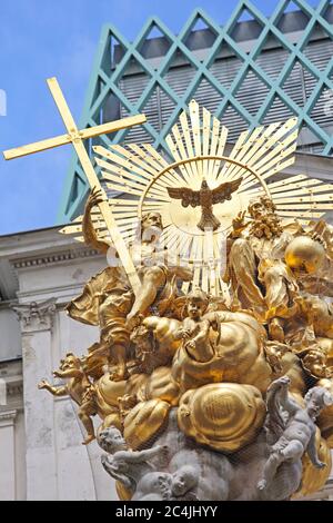 Wien, Österreich - 12. Juli 2015: Säule der Pestepest Gold Monument Top in der Grabenstraße in Wien, Österreich. Stockfoto