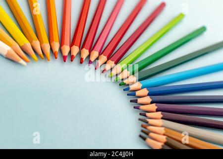 Ein Spektrum von bunten Stiften, die sich auf einem Tisch aus nächster Nähe ausbreiten Stockfoto