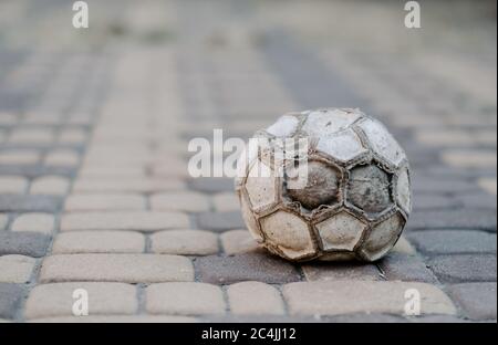 Alte Fußball liegt auf dem Boden. Stockfoto