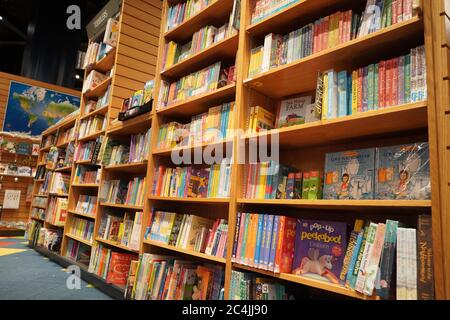 Kinder zeichnen und Malbücher auf Regalen in einem Buchladen zum Verkauf. Bibliothek Kinder Bücher Abschnitt. Auswahl an Büchern zum Verkauf auf Bücherregal in der Bibliothek. Stockfoto