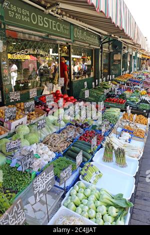 Wien, Österreich - 11. Juli 2015: Berühmter Naschmarkt größter Bauernmarkt in Wien, Österreich. Stockfoto