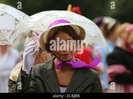 Charaktere gekleidet Vintage Kostüm an der Regency kostümierte Promenade, der 200. Jahrestag von Jane Austens Tod in Bath, England.09/09/2017 Stockfoto