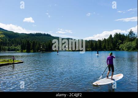 Whistler, BC, Kanada: Paddelboarder am Alpha Lake – Stockfoto Stockfoto