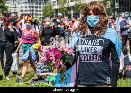 London, Großbritannien. Juni 2020. London Trans Pride friedlicher Protest für Black Trans lebt Angelegenheit. Der marsch war eine Demonstration gegen die von der Regierung vorgeschlagene transphobische Gesetzgebung, eine Erinnerung an verlorene Leben der Schwarzen Trans und eine Feier der Schwarzen Trans-Gemeinschaft. Schwarze Leben Angelegenheit Demonstranten reagieren auf den Tod von George Floyd, in Minneapolis. Die Lockerung der „Sperre“ für den Coronavirus (Covid 19) Ausbruch in London geht weiter. Kredit: Guy Bell/Alamy Live Nachrichten Stockfoto