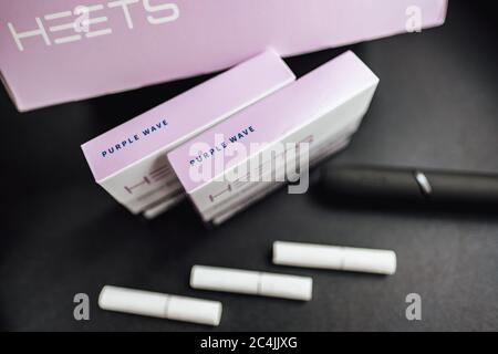 Heiztabaksticks Neue Box Heets Purple Wave mit iqos 3.0. Stockfoto