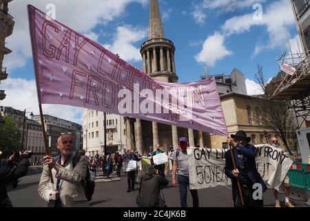 London, Großbritannien - 27. Juni 2020. Veteranen der Gay Liberation Front marschieren FrontÕs 50. Jubiläum der Gay Liberation in London durch die Hauptstadt. Der marsch war nur offen für Veteranen der Gay Liberation Front, um sicherzustellen, dass er den sozialen Distanzierungsvorschriften entspricht. Quelle: Nils Jorgensen/Alamy Live News Stockfoto