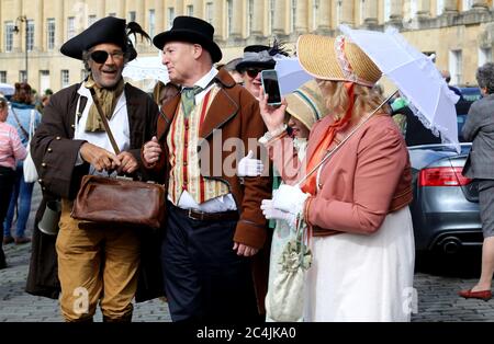 Drei Personen gekleidet Vintage-Kostüm an der Regency kostümierte Promenade, der 200. Jahrestag von Jane Austen Tod in Bath, England.09/09/2017 Stockfoto