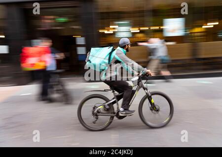 Lieferoo Lieferkuriere zum Mitnehmen auf dem Fahrzyklus im Stadtzentrum von Glasgow, Schottland, Großbritannien Stockfoto