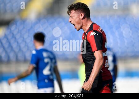 Brescia, Italien. Juni 2020. BRESCIA, ITALIEN - 27. Juni 2020: Andrea Pinamonti von Genua FC feiert nach einem Tor während der Serie A Fußballspiel zwischen Brescia Calcio und Genua FC. (Foto von Nicolò Campo/Sipa USA) Quelle: SIPA USA/Alamy Live News Stockfoto