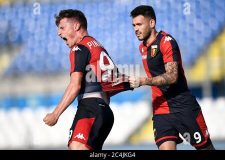 Brescia, Italien. Juni 2020. BRESCIA, ITALIEN - 27. Juni 2020: Andrea Pinamonti von Genua FC feiert nach einem Tor während der Serie A Fußballspiel zwischen Brescia Calcio und Genua FC. (Foto von Nicolò Campo/Sipa USA) Quelle: SIPA USA/Alamy Live News Stockfoto