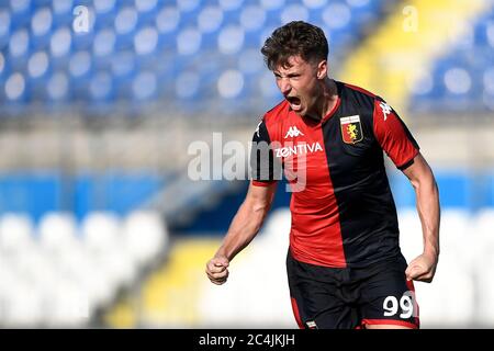 Brescia, Italien. Juni 2020. BRESCIA, ITALIEN - 27. Juni 2020: Andrea Pinamonti von Genua FC feiert nach einem Tor während der Serie A Fußballspiel zwischen Brescia Calcio und Genua FC. (Foto von Nicolò Campo/Sipa USA) Quelle: SIPA USA/Alamy Live News Stockfoto