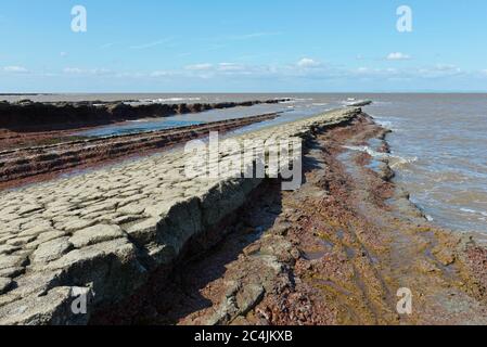 Blick über den Strand und die Felsvorsprünge in der St Audries Bay an der Somerset-Küste bei Doniford. Teil des England Coast Path - Südwesten. Stockfoto