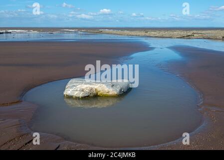 Blick über den Strand und die Felsvorsprünge in der St Audries Bay an der Somerset-Küste bei Doniford. Teil des England Coast Path - Südwesten. Stockfoto