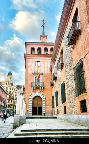 Das Haus mit den sieben Schornsteinen. Sitz des Ministeriums für Kultur und Sport. Madrid. Spanien. Stockfoto