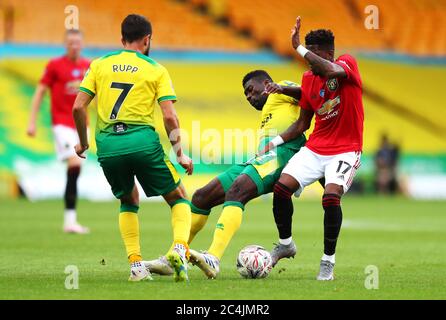 Alexander Tettey von Norwich City und Fred von Manchester United (rechts) kämpfen im FA Cup Viertelfinale in Carrow Road, Norwich, um den Ball. Stockfoto