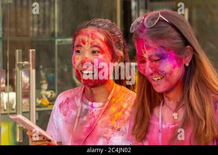 Mathura Vrindavan, Uttar Pradesh, Indien; 21-Feb-2019; Portrait von zwei Mädchen, die Holi spielen Stockfoto