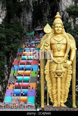 Besucher gehen die neu bemalte 272-Stufen-Treppe hinauf, die am 30,2020. Juni zu Malaysias Hindu-Tempel Batu Caves in Kuala Lumpur führt. Stockfoto