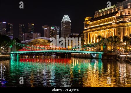 Singapur - 8 11 2018: Cavenagh und Anderson Bridge beleuchtet Stockfoto