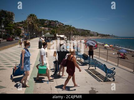 Malaga, Spanien. Juni 2020. Eine Gruppe von Badegäste, die Gesichtsmasken tragen, um vorsorglich an einem heißen Sommertag am Strand von La Caleta zu sein.EINE Hitzewelle durchquert das Land mit hohen Temperaturen, so die spanische Meteorologische Agentur. Kredit: Jesus Merida/SOPA Images/ZUMA Wire/Alamy Live Nachrichten Stockfoto