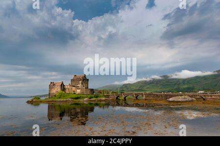 EILEAN DONAN CASTLE LOCH DUICH HIGHLAND SCHOTTLAND BRÜCKE ZUM SCHLOSS NACH EINEM SOMMER REGENGUSS UND DONNER MIT NEBEL ÜBER DEM HÜGEL Stockfoto