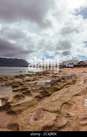 Blick über die Meerenge von El Rio auf Lanzarote von La Graciosa/Graciosa Island, Kanarische Inseln, Spanien Stockfoto