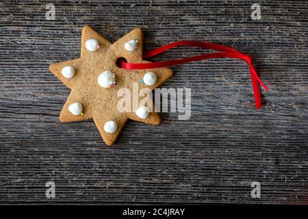 weihnachtskekse auf dunklem Holz Stockfoto